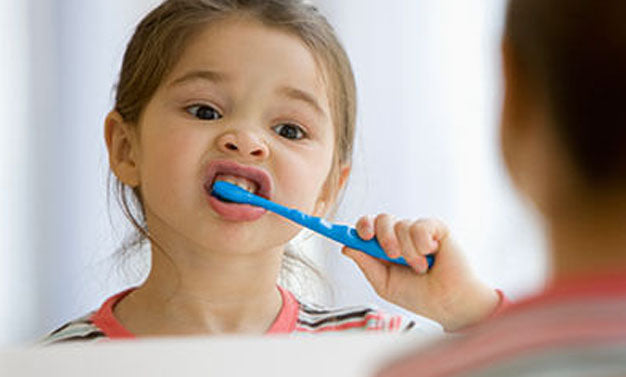 Comment faire cracher le dentifrice chez un bébé ?