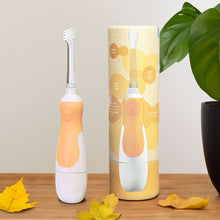 Charger l'image dans la galerie, Brosse à dents sonique pour Bébé (de 0 à 5 ans) et son étui de voyage en kraft. Mandarine