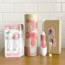 Charger l'image dans la galerie, Pack Kdo Framboise Les P'tis Monstres : Brosse à dents sonique à pile pour Bébé avec Étui de voyage en Kraft + 2 Packs de brossettes + Lunettes de soleil 6-36m, Protection 100% UV