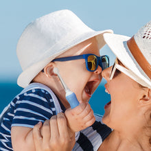 Charger l'image dans la galerie, Pack Framboise Les P'tis Monstres : Brosse sonique bébé + étui kraft + brossettes + lunettes 6-36m 100% UV + dentifrice bio sans nano