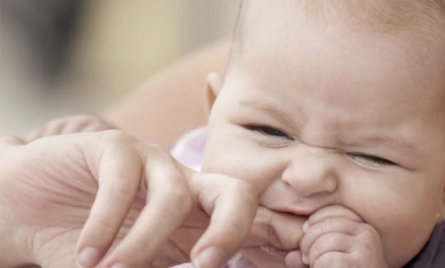 Que faire lorsque votre bébé mord la brosse à dents ?