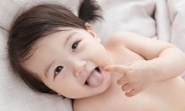 Comment nettoyer la langue et les gencives de votre bébé ?