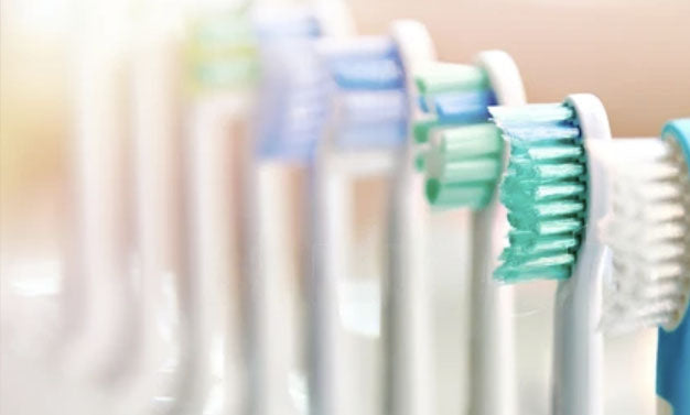 Première brosse à dents : Pourquoi opter pour une brosse à dents électrique pour votre bébé ?