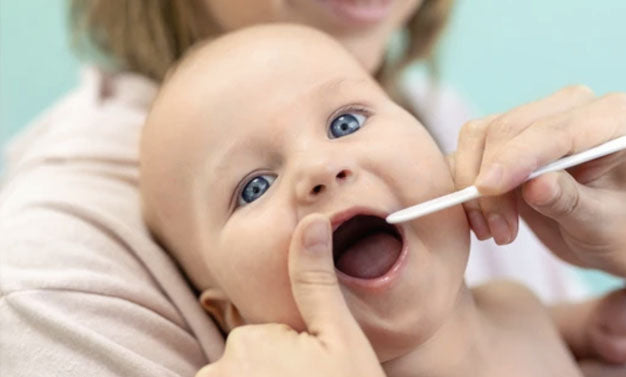 Comment enlever le blanc sur la langue de bébé ?