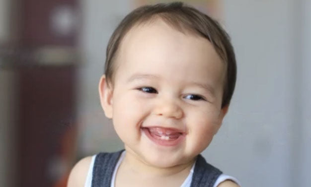 Pourquoi certains bébés mettent-ils du temps à avoir leurs premières dents ?