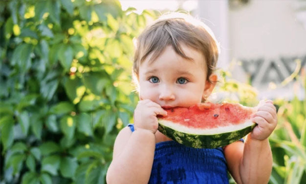 Le rôle du régime alimentaire et de la nutrition dans la promotion de la santé des dents et des gencives chez les bébés