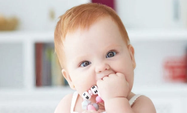 Les poussées dentaires : à quoi s'attendre et comment calmer un bébé qui fait ses dents
