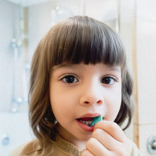 Laden Sie das Bild in den Galerie-Viewer, Fils dentaires pour enfant (Jumbo Pack de 60 bâtonnets, non cirés)