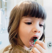 Laden Sie das Bild in den Galerie-Viewer, Fils dentaires pour enfant (Jumbo Pack de 60 bâtonnets, non cirés)