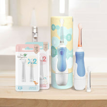 Laden Sie das Bild in den Galerie-Viewer, KDO K Baby Sky Blue Pack: Batteriebetriebene Schallzahnbürste für Babys mit Kraft-Reiseetui + 2 Packungen Bürstenköpfe