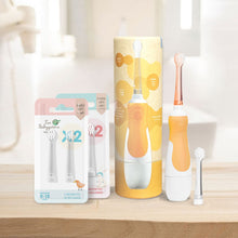 Laden Sie das Bild in den Galerie-Viewer, KDO K Baby Mandarin Pack: Batteriebetriebene Schallzahnbürste für Babys mit Kraft-Reiseetui + 2 Packungen Bürstenköpfe