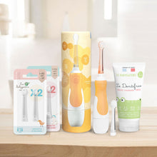 Laden Sie das Bild in den Galerie-Viewer, KDO K Baby Mandarin Pack: Batteriebetriebene Schallzahnbürste für Babys mit Kraft-Reiseetui + 2 Packungen Bürstenköpfe + Babyzahnpasta 0-5 Jahre ohne Nanopartikel